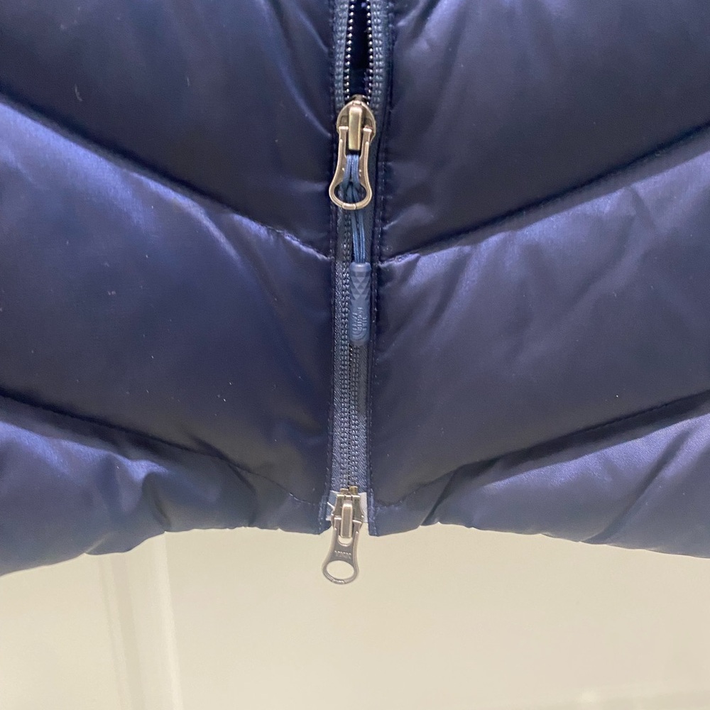 The North Face Women's Puffer Jacket w/hood - Deep Blue (Beautiful Design). - Picture 4 of 12